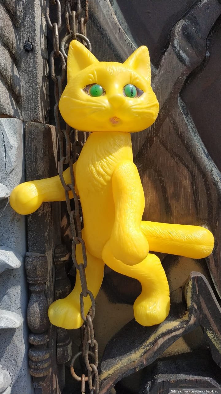 Котофей Иванович и Лиса Патрикеевна гуляют по городу