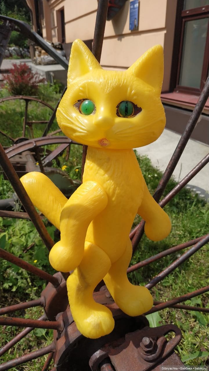 Котофей Иванович и Лиса Патрикеевна гуляют по городу