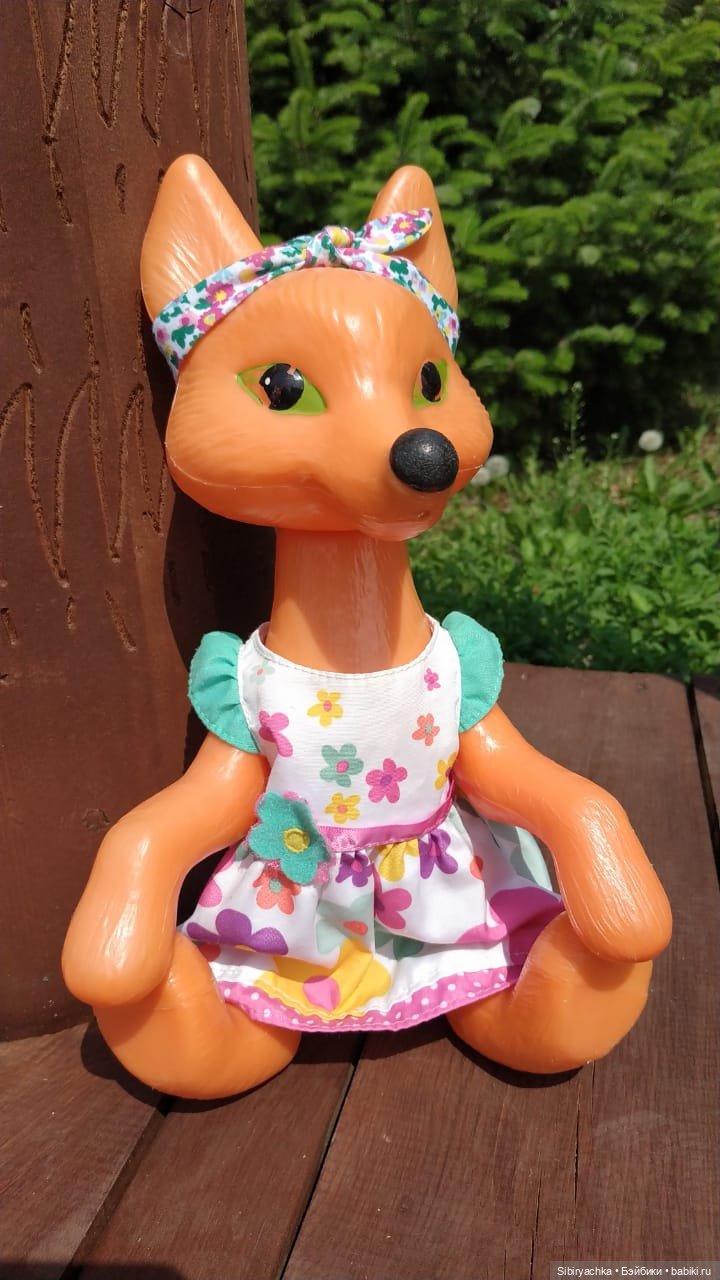 Котофей Иванович и Лиса Патрикеевна гуляют по городу