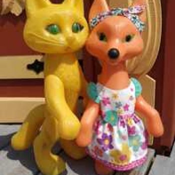 Котофей Иванович и Лиса Патрикеевна гуляют по городу.