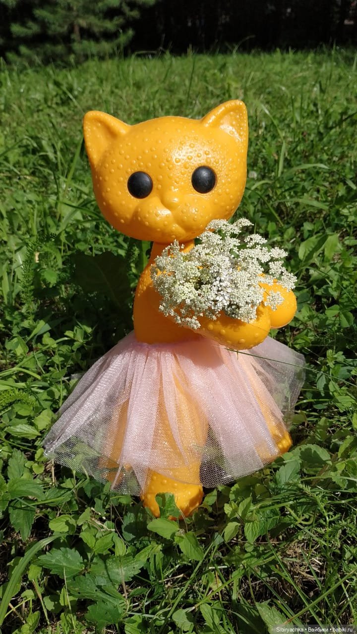 Кошечка Мурочка радуется лету и теплу