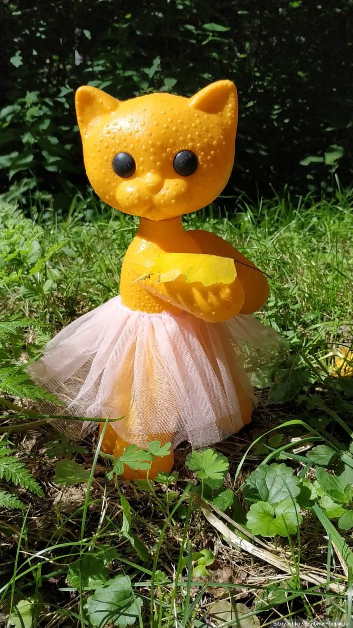 Кошечка Мурочка радуется лету и теплу