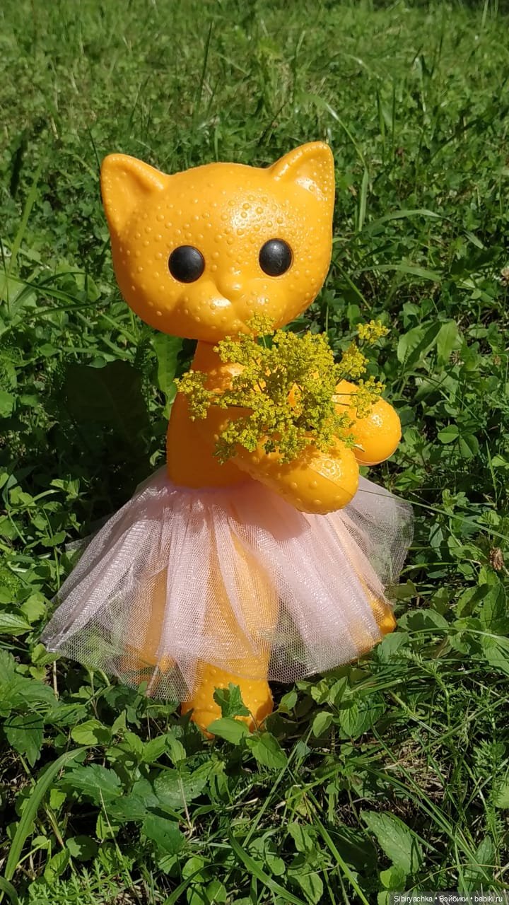 Кошечка Мурочка радуется лету и теплу