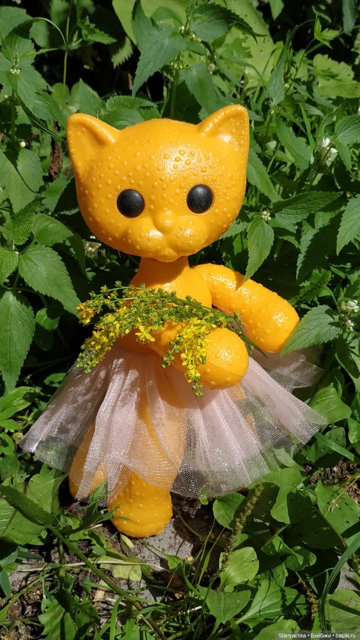 Кошечка Мурочка радуется лету и теплу