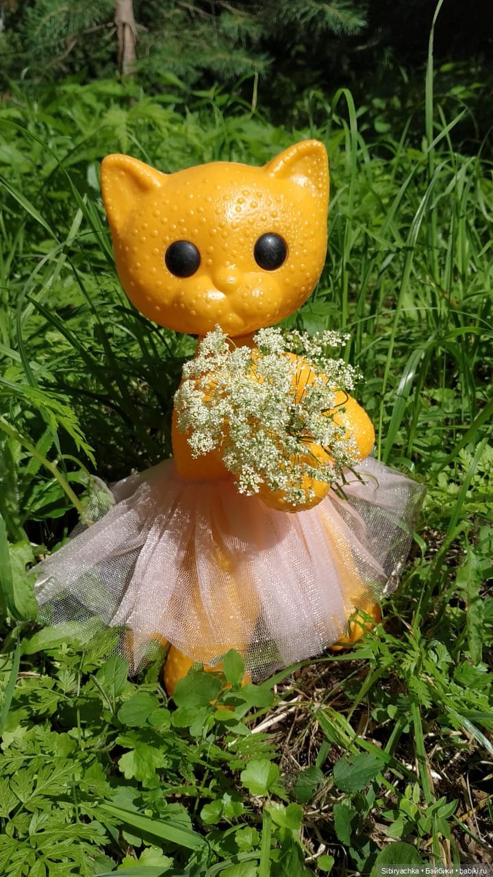 Кошечка Мурочка радуется лету и теплу