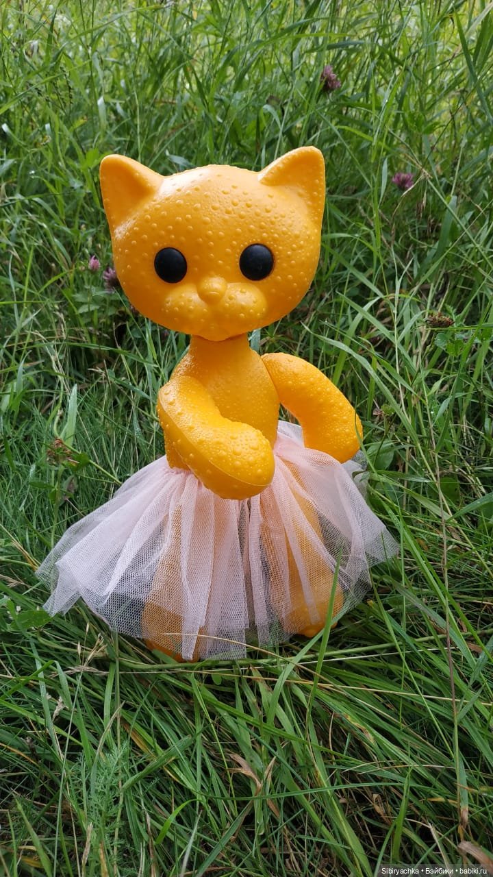 Кошечка Мурочка радуется лету и теплу