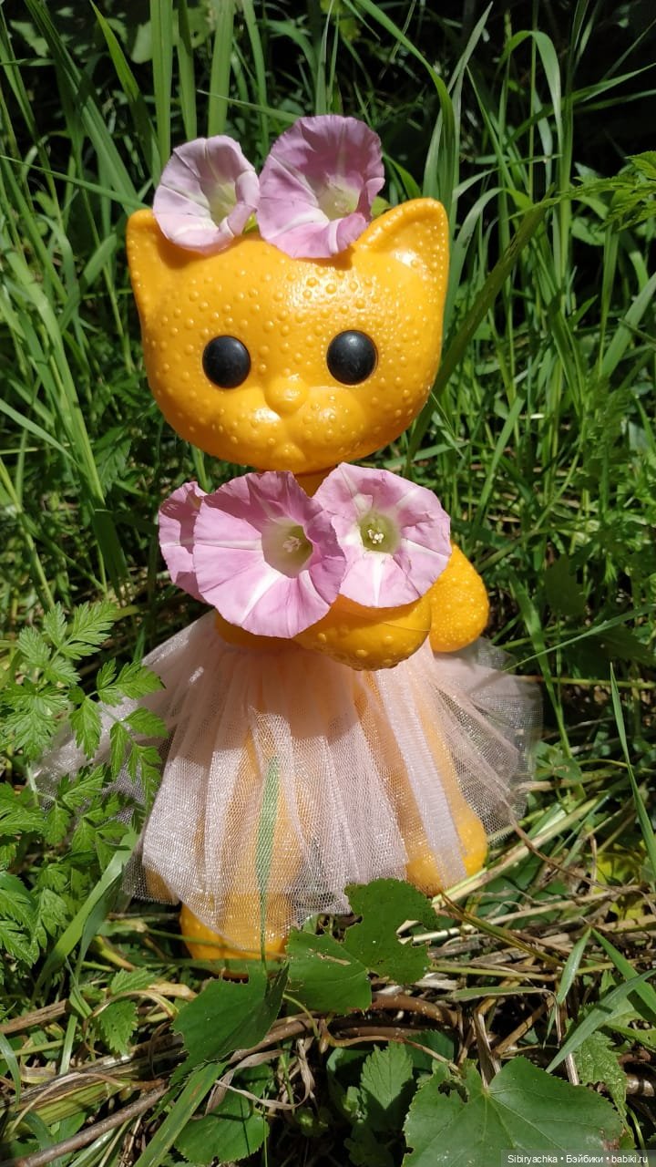 Кошечка Мурочка радуется лету и теплу