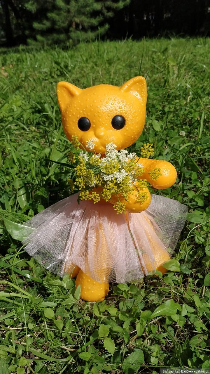 Кошечка Мурочка радуется лету и теплу