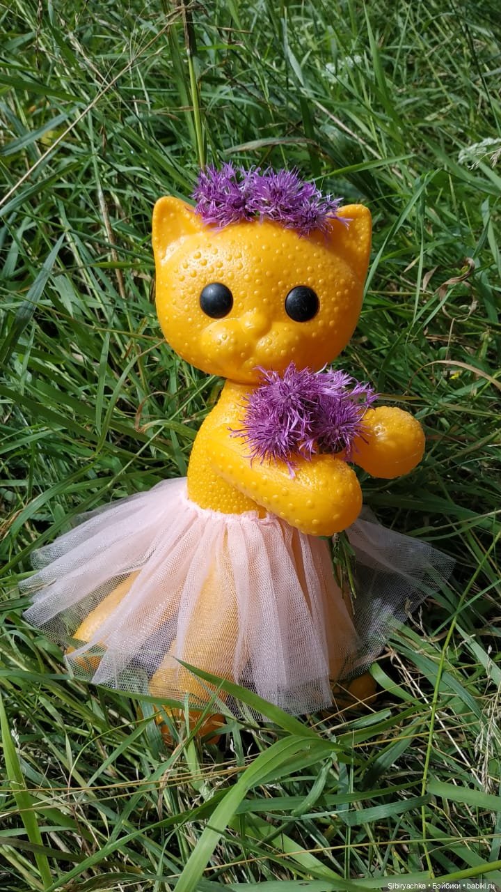 Кошечка Мурочка радуется лету и теплу