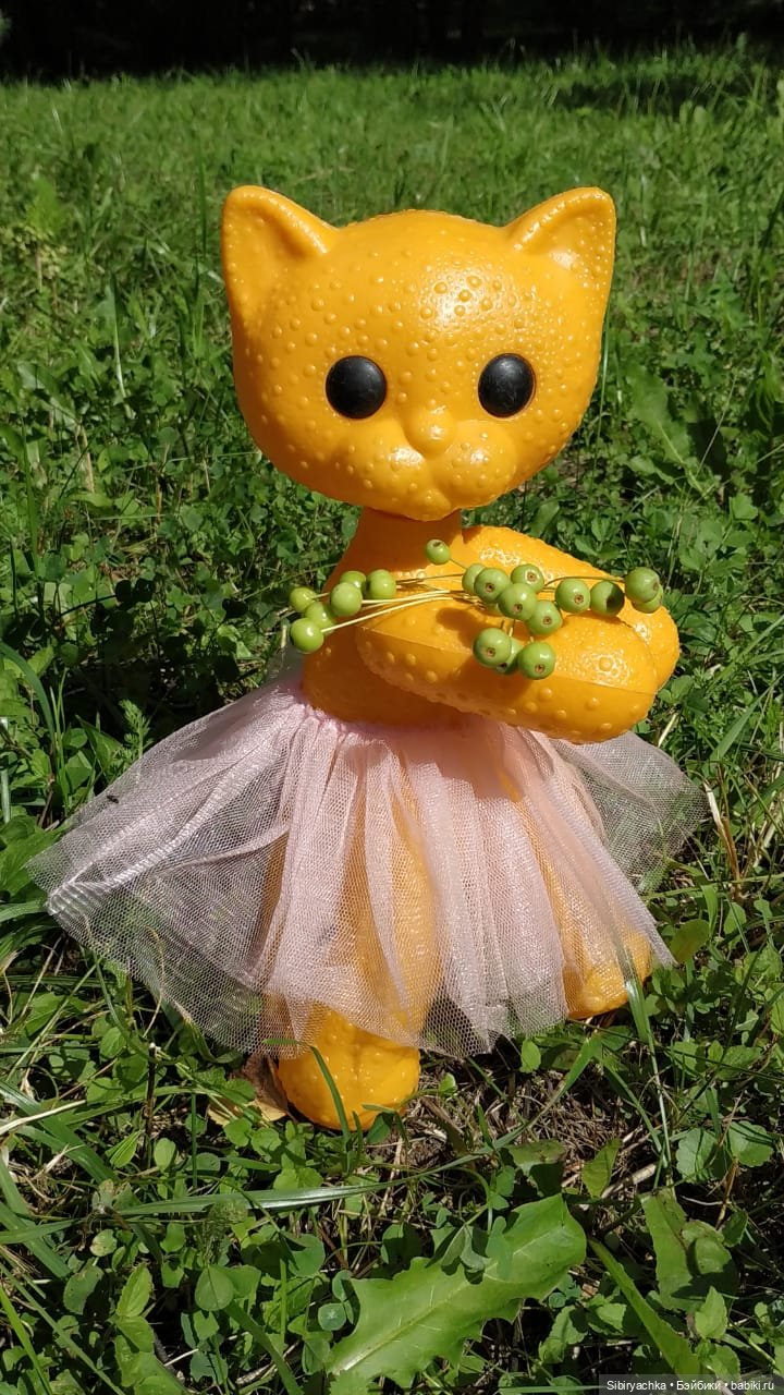 Кошечка Мурочка радуется лету и теплу