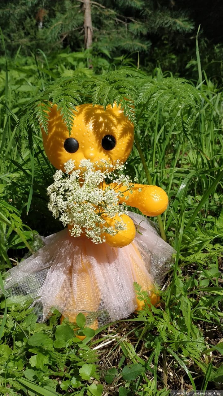 Кошечка Мурочка радуется лету и теплу