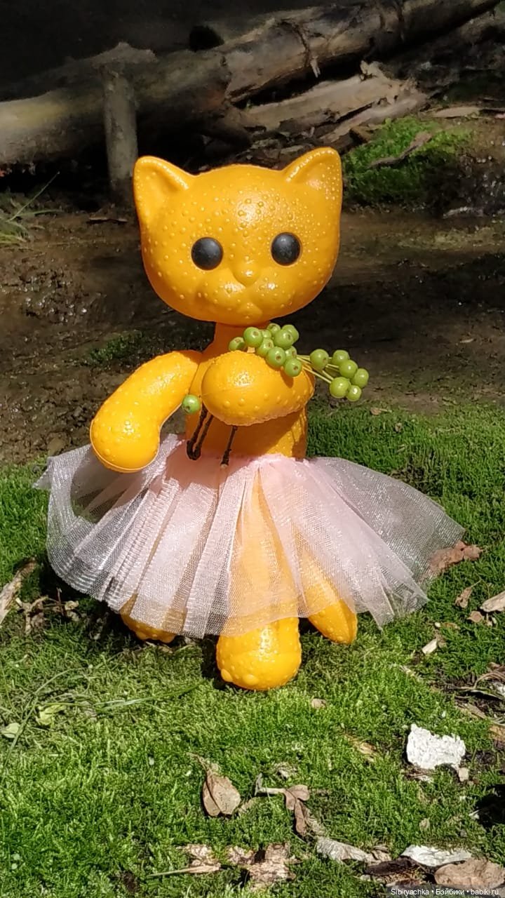 Кошечка Мурочка радуется лету и теплу