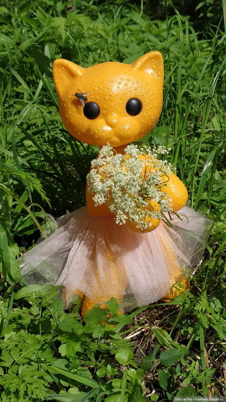 Кошечка Мурочка радуется лету и теплу