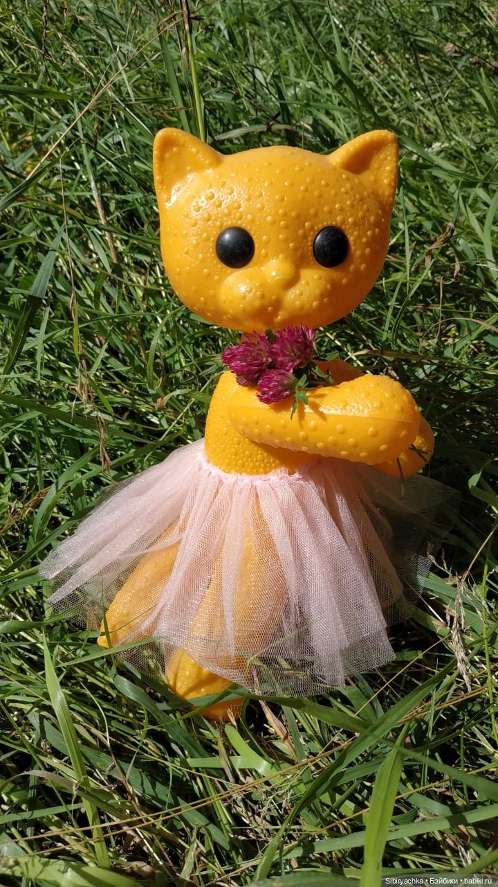 Кошечка Мурочка радуется лету и теплу