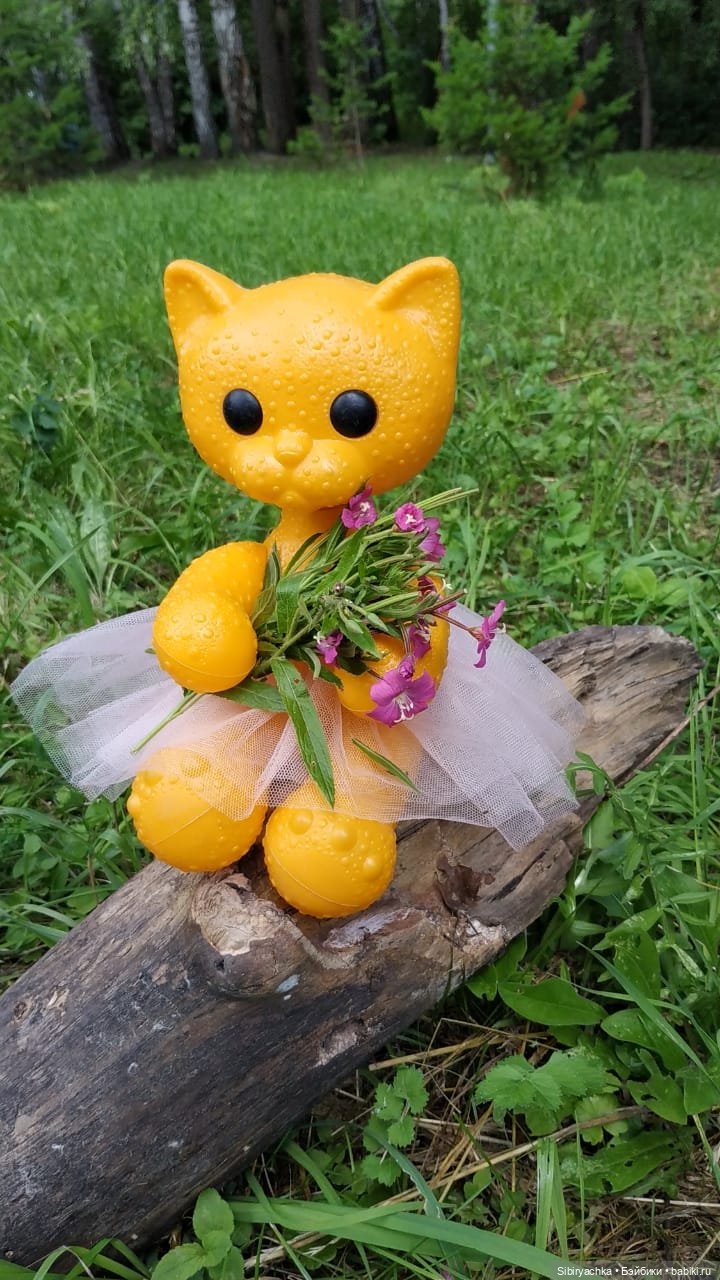 Кошечка Мурочка радуется лету и теплу