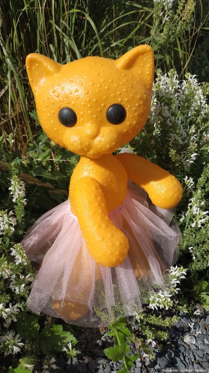 Кошечка Мурочка радуется лету и теплу