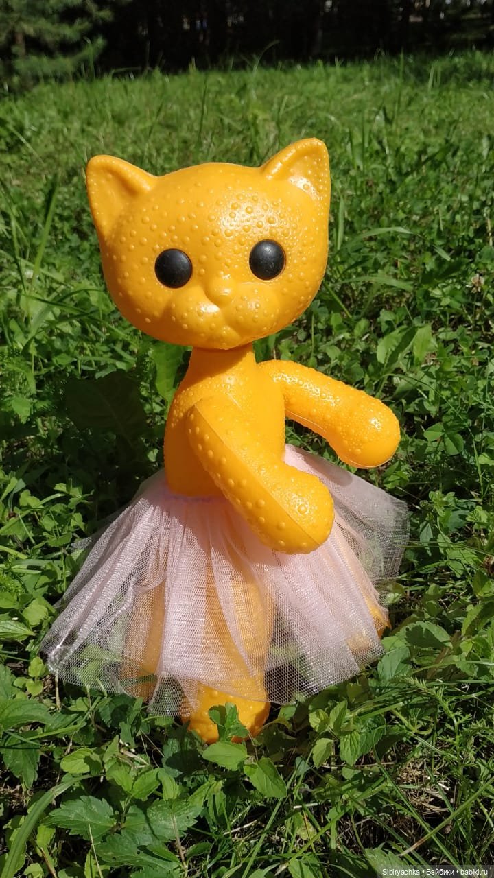 Кошечка Мурочка радуется лету и теплу