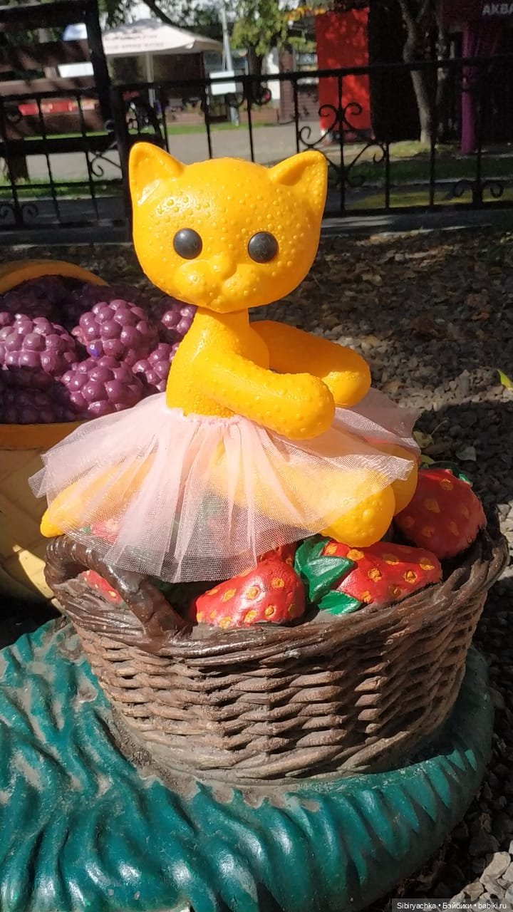 Кошечка Мурочка радуется лету и теплу