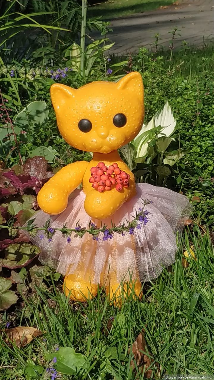 Кошечка Мурочка радуется лету и теплу