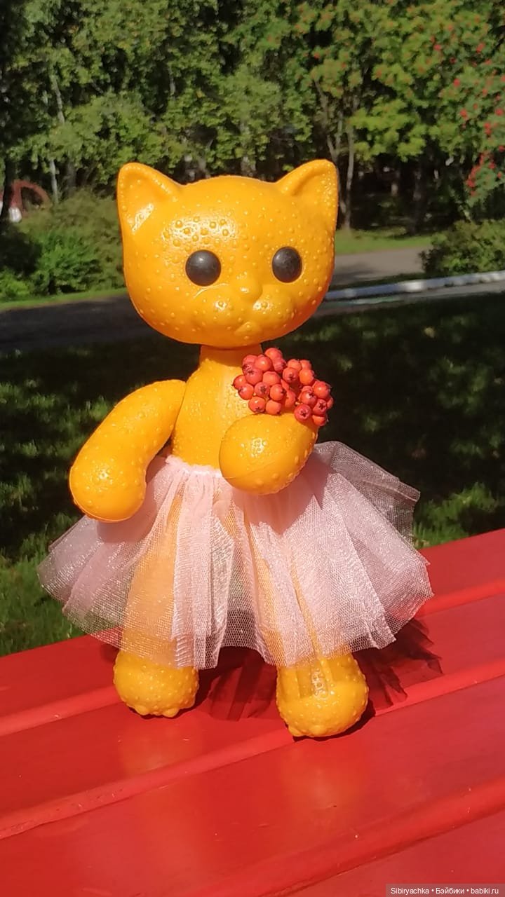 Кошечка Мурочка радуется лету и теплу