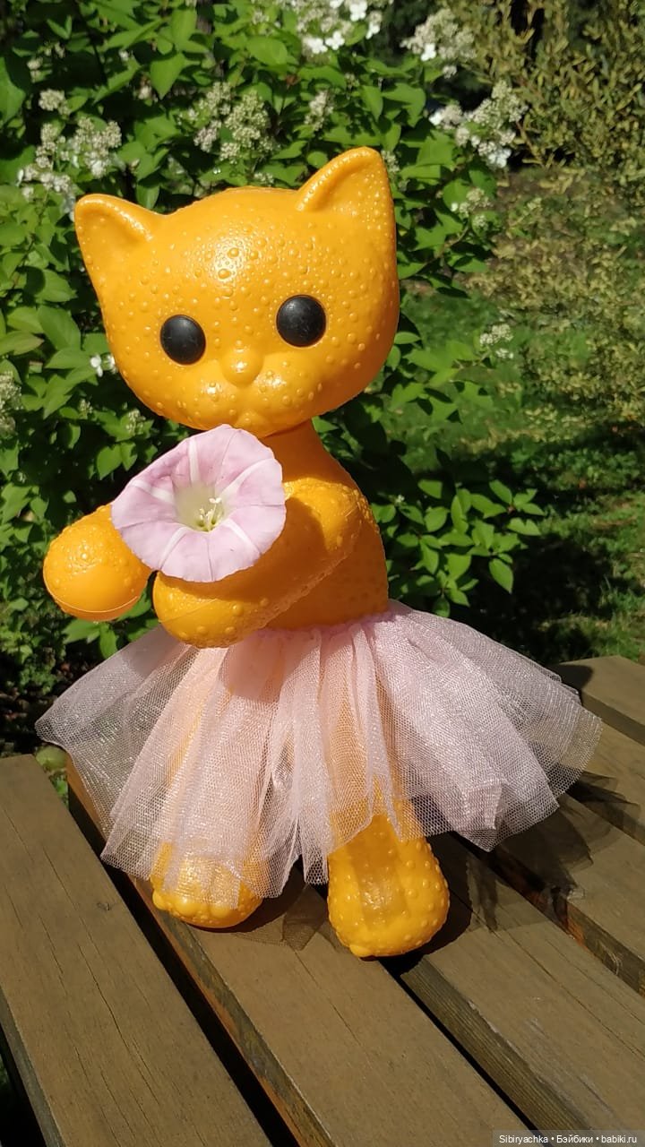 Кошечка Мурочка радуется лету и теплу