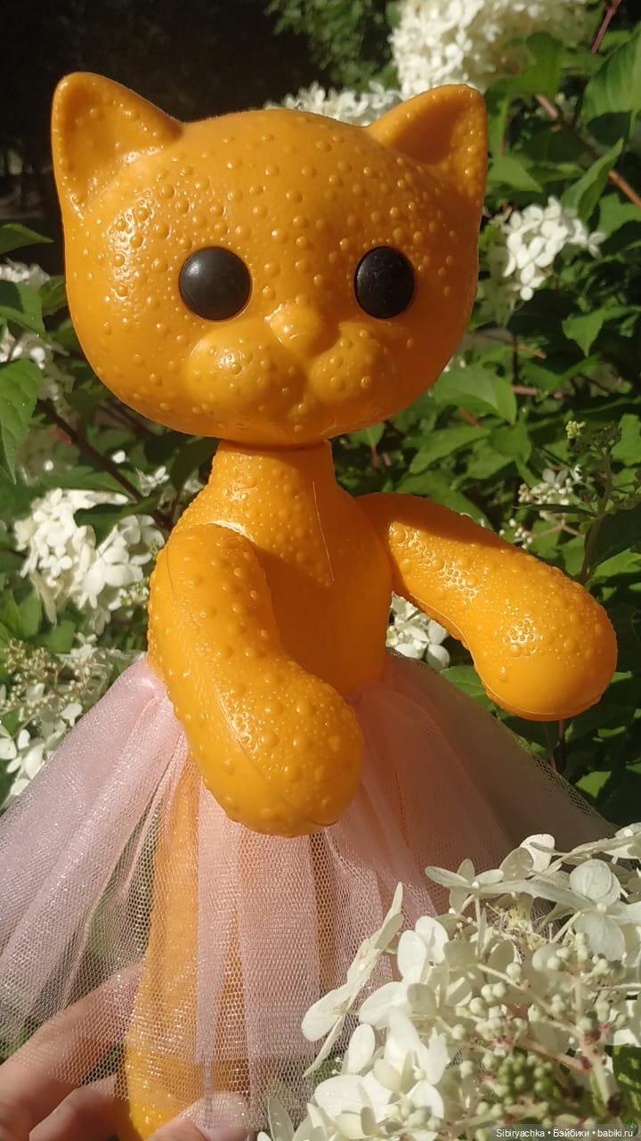 Кошечка Мурочка радуется лету и теплу