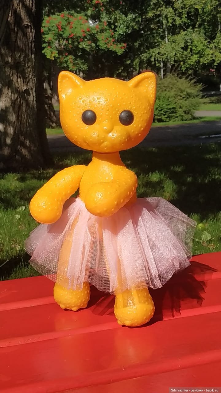 Кошечка Мурочка радуется лету и теплу