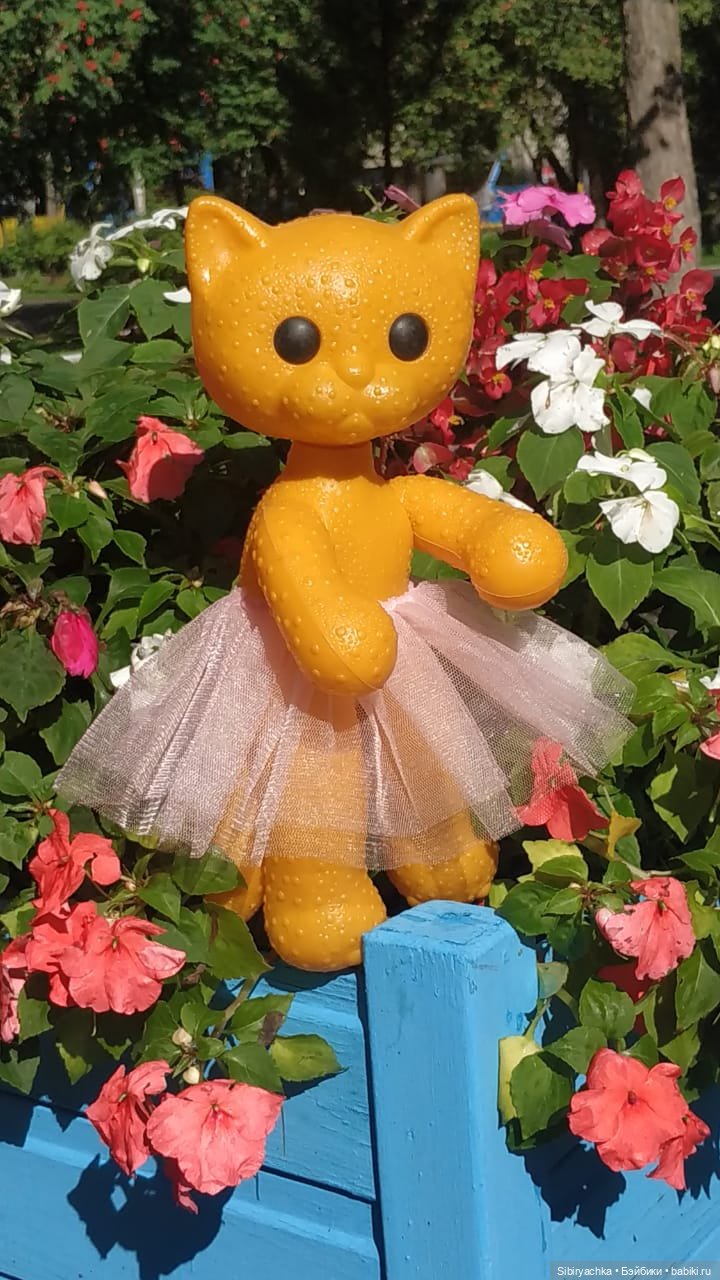 Кошечка Мурочка радуется лету и теплу