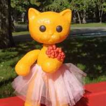 Кошечка Мурочка радуется лету и теплу.