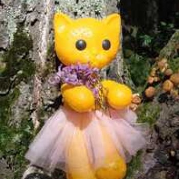 Кошечка Мурочка в любимом лесу.