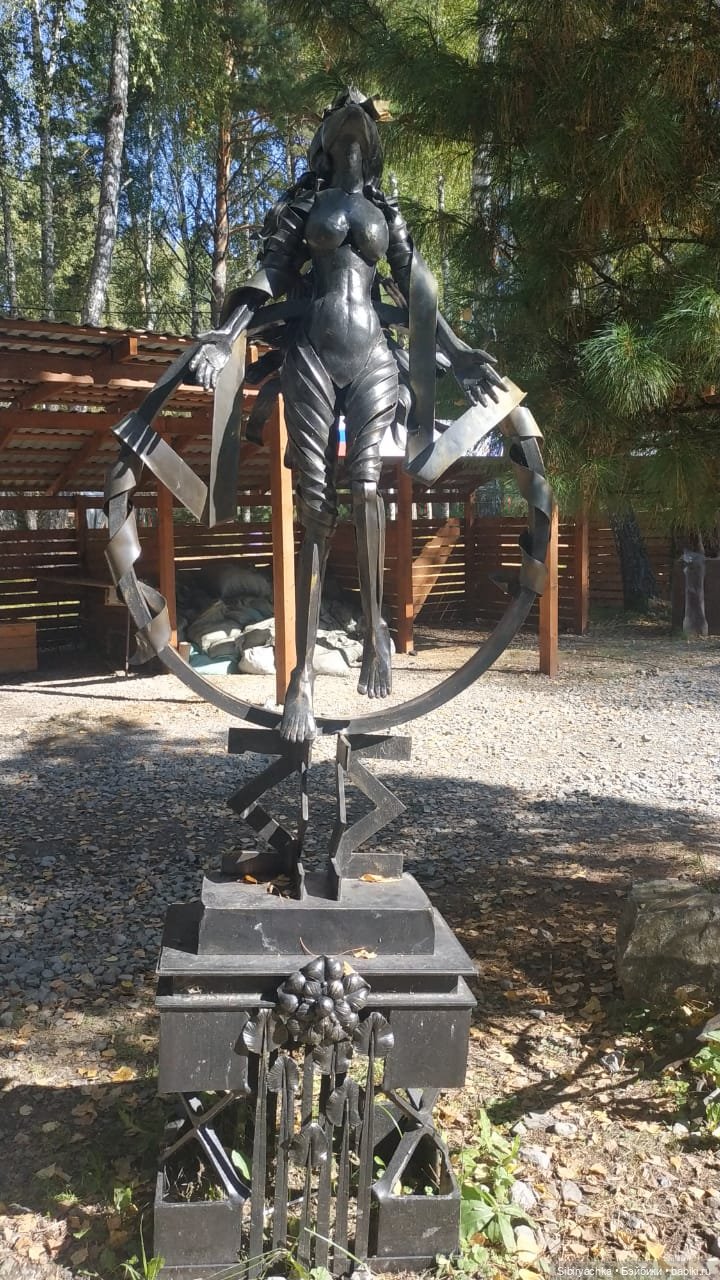 Мурочка в парке кованых фигур