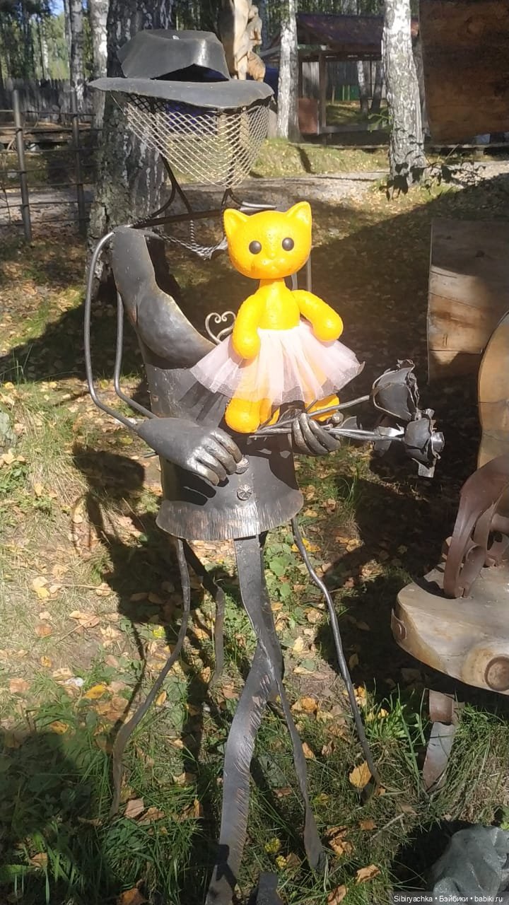 Мурочка в парке кованых фигур (фото 7)