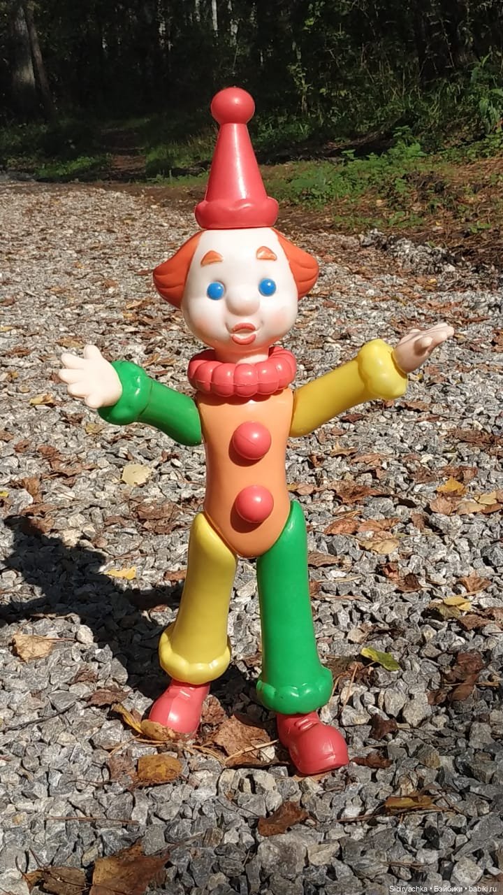 Петруша гуляет в осеннем лесу