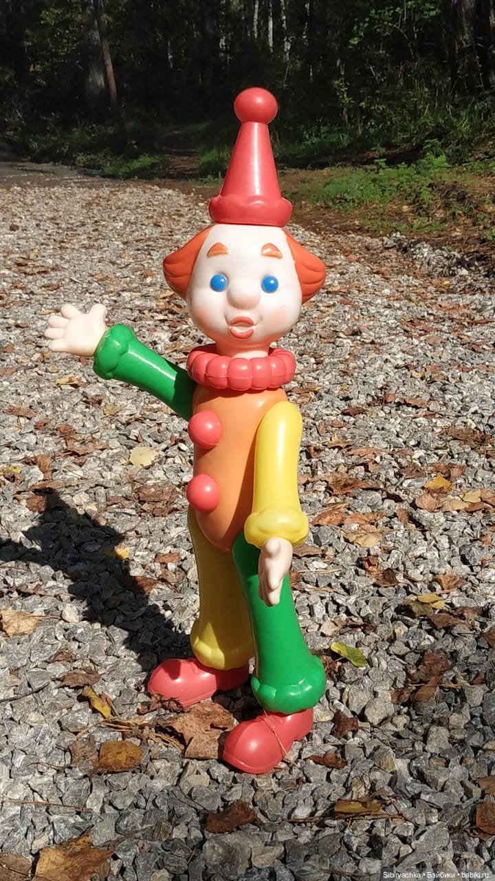 Петруша гуляет в осеннем лесу