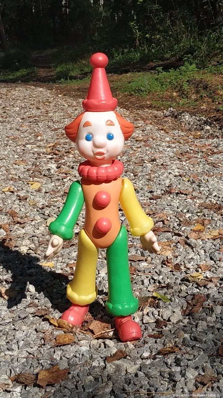 Петруша гуляет в осеннем лесу