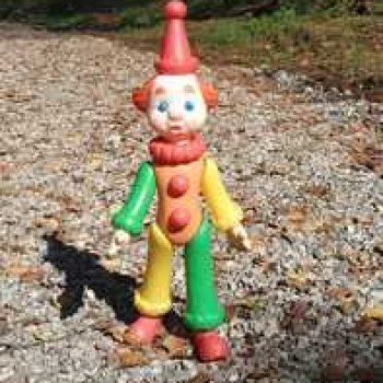 Петруша гуляет в осеннем лесу.