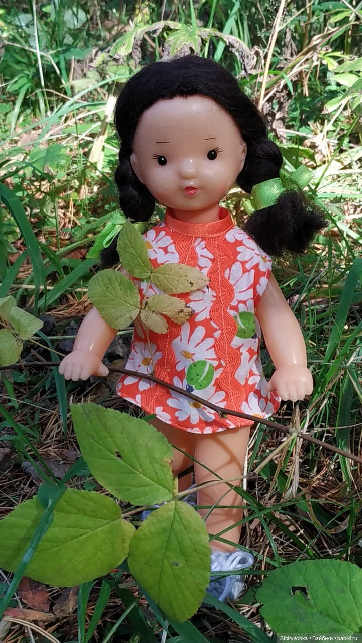 Девочка Юля и лисёнок Рыжик в любимом лесу