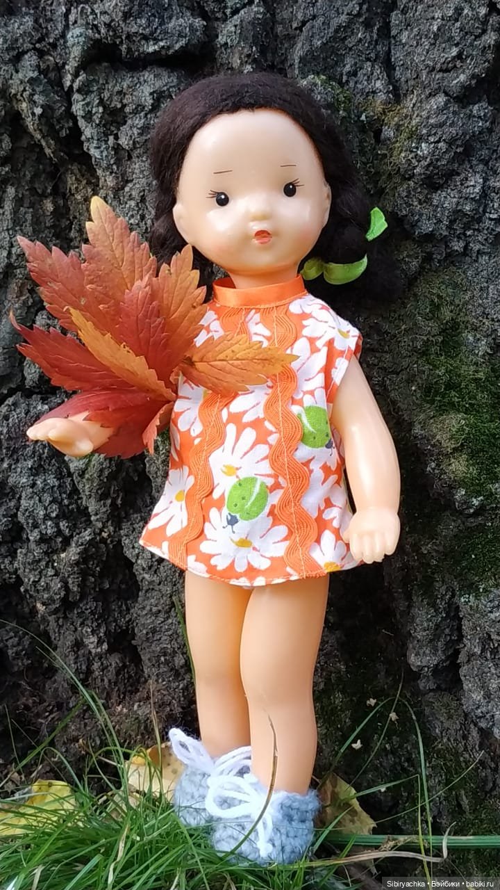 Девочка Юля и лисёнок Рыжик в любимом лесу