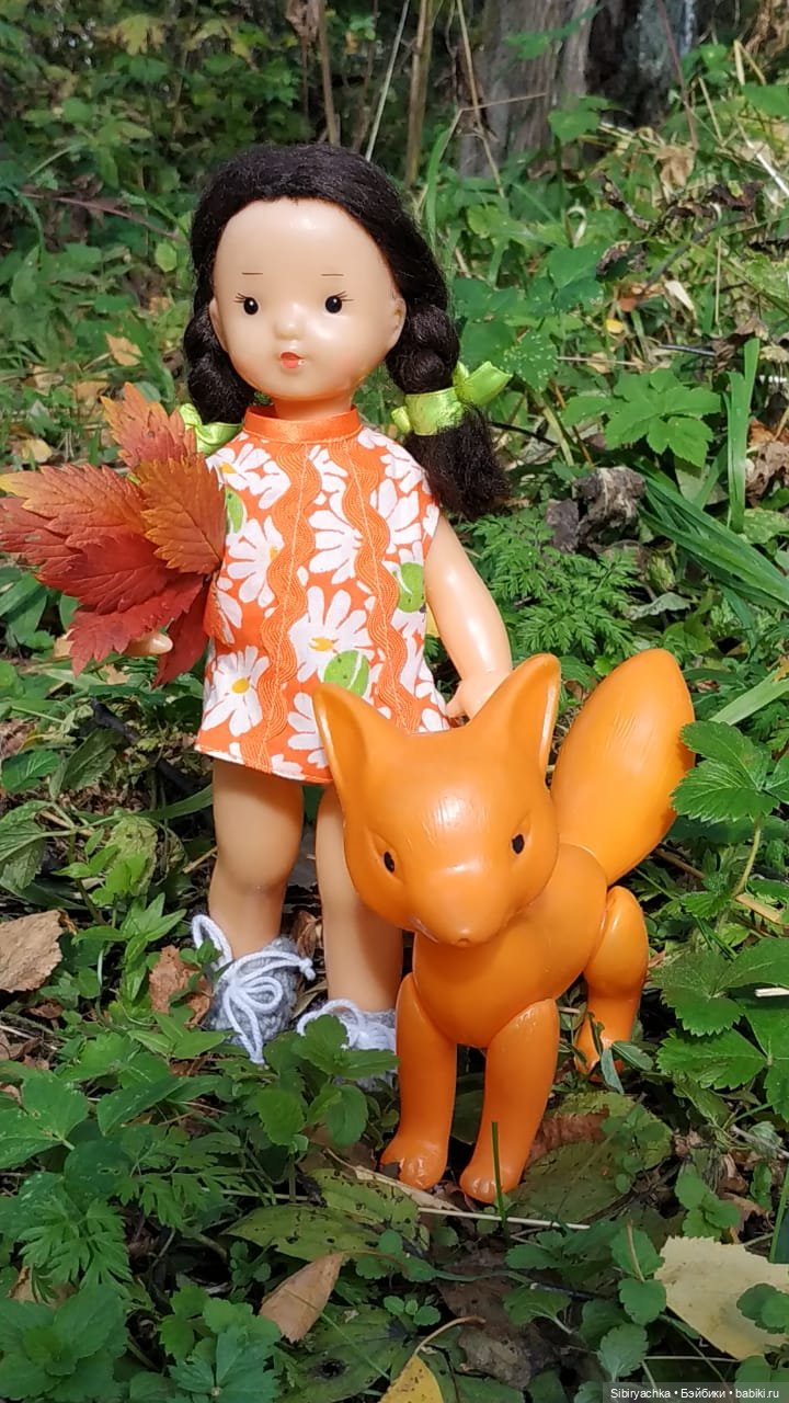 Девочка Юля и лисёнок Рыжик в любимом лесу