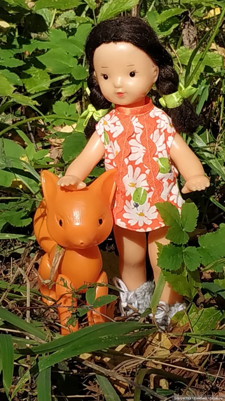 Девочка Юля и лисёнок Рыжик в любимом лесу