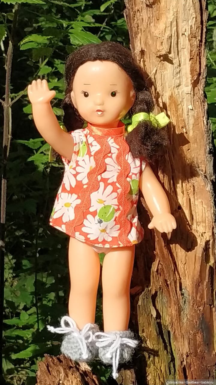 Девочка Юля и лисёнок Рыжик в любимом лесу