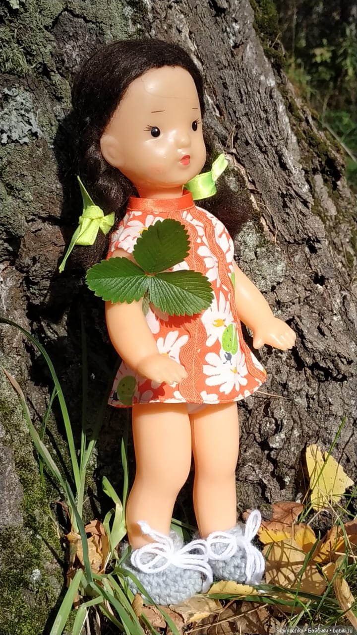 Девочка Юля и лисёнок Рыжик в любимом лесу