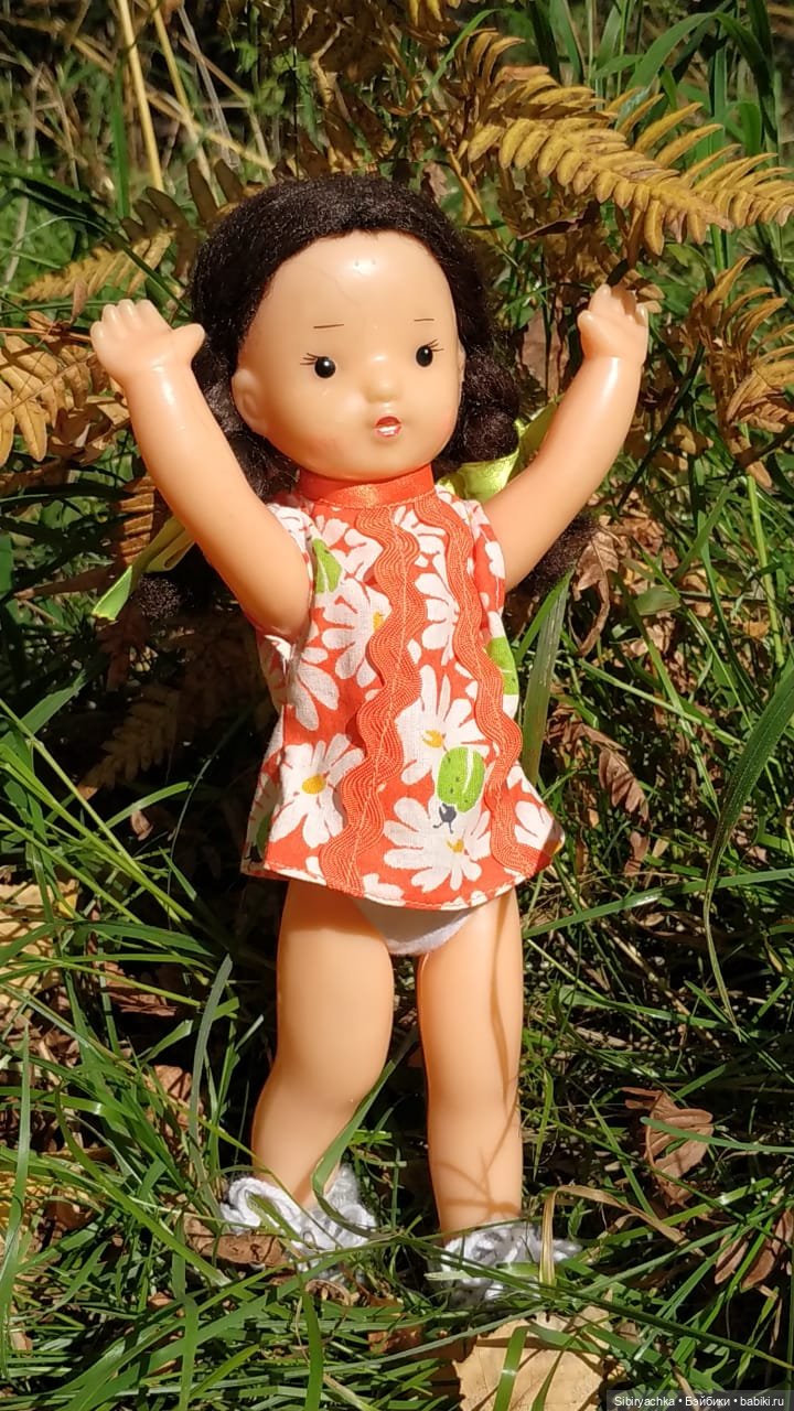 Девочка Юля и лисёнок Рыжик в любимом лесу