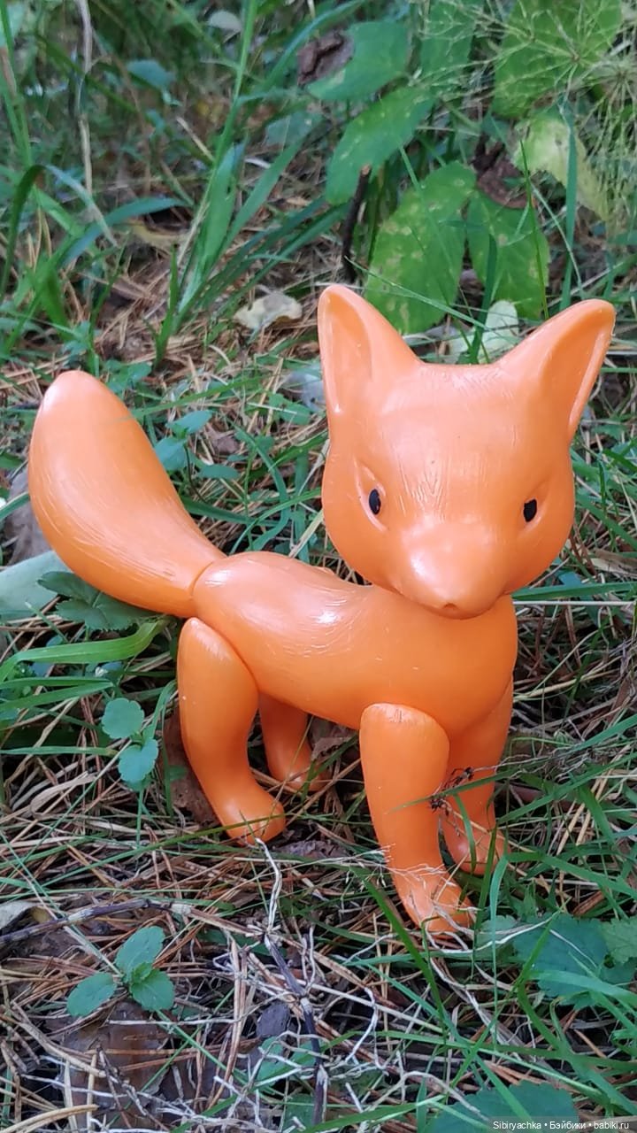 Девочка Юля и лисёнок Рыжик в любимом лесу