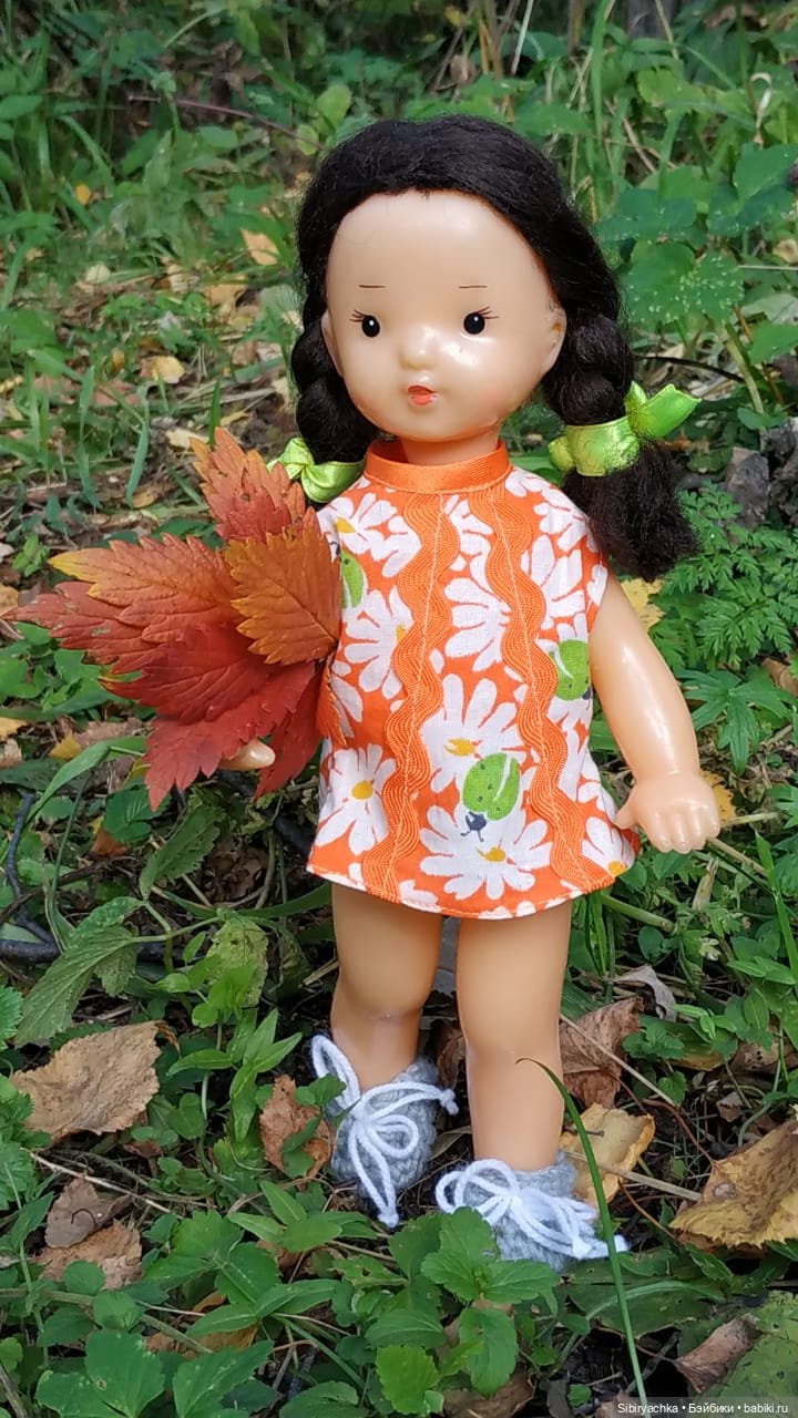 Девочка Юля и лисёнок Рыжик в любимом лесу