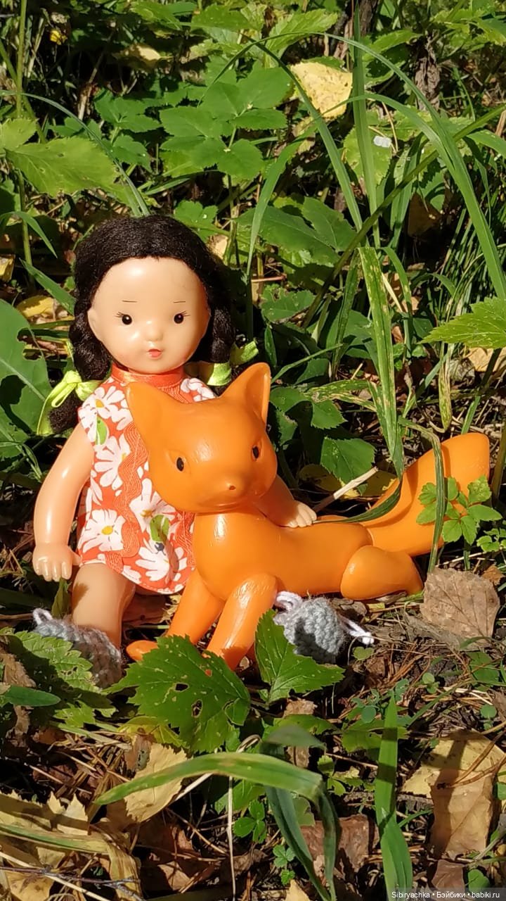 Девочка Юля и лисёнок Рыжик в любимом лесу