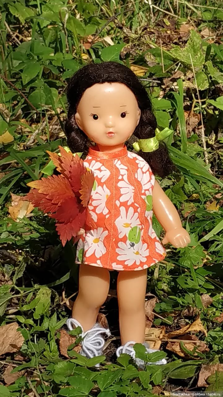 Девочка Юля и лисёнок Рыжик в любимом лесу