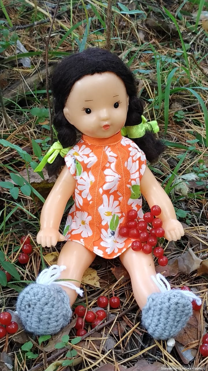 Девочка Юля и лисёнок Рыжик в любимом лесу