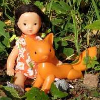 Девочка Юля и лисёнок Рыжик в любимом лесу.