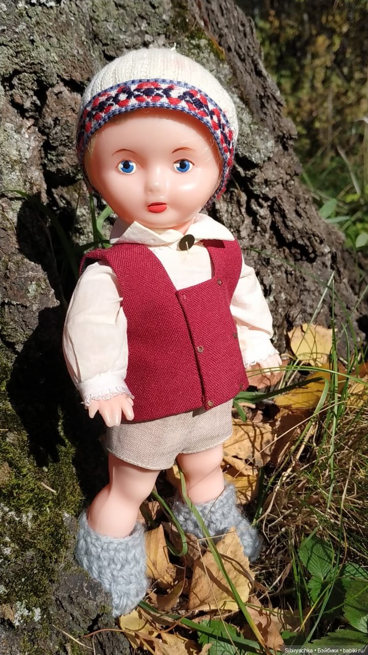 Советские дети Юля и Юри на прогулке в лесу